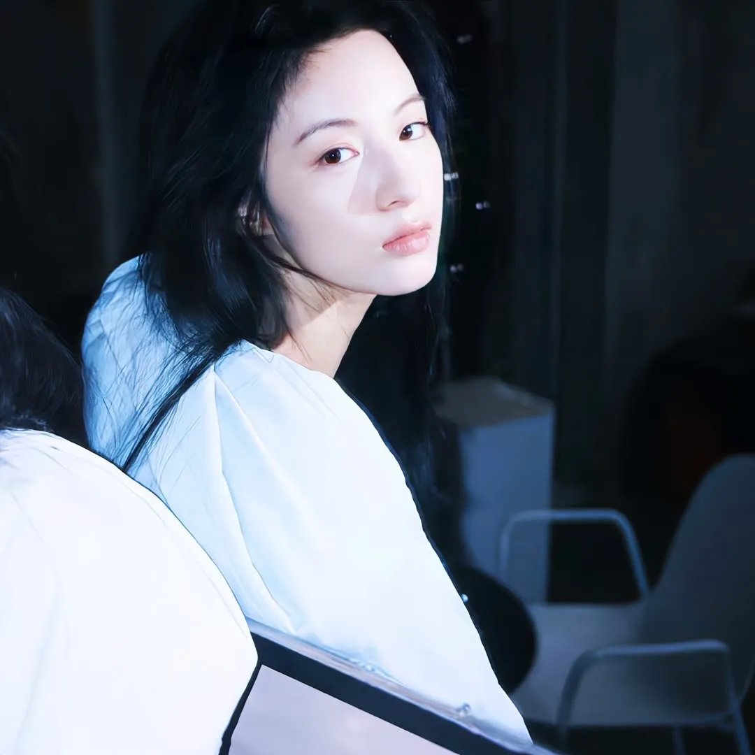 红衣小女孩 封面